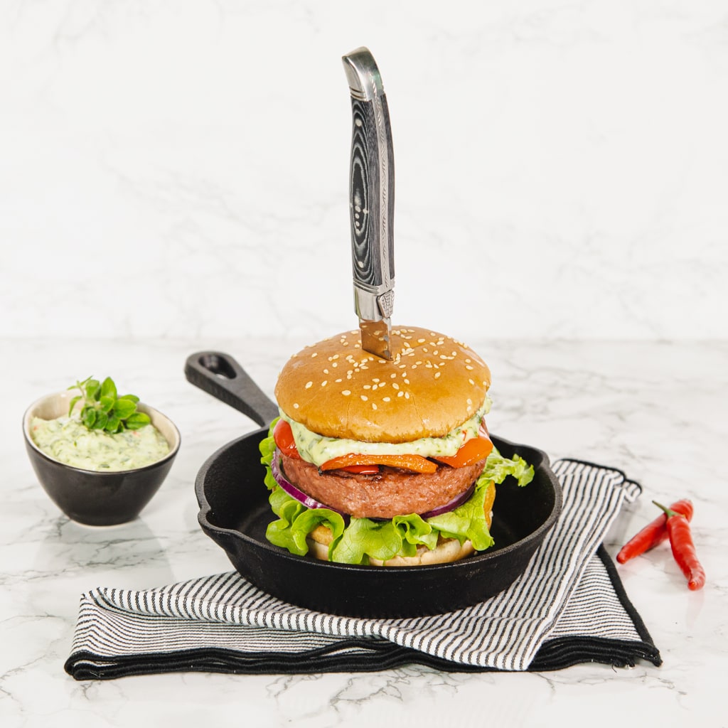 Raw NoBeef Burger mit Chimichurri Mayo